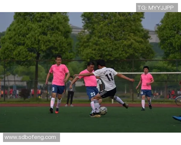 昔日天才少年再遇恩师绿茵重逢泪洒赛场情谊感动众人